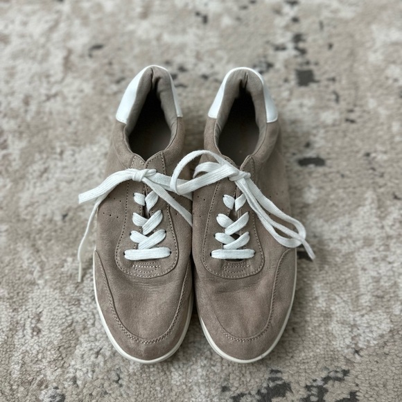 Old Navy Tan and White Sneakers Size 9 - Picture 2 of 4